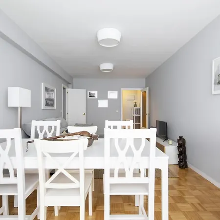 Apartamento En El Corazon De Vigo: 3 Habitaciones, Cocina Equipada, Smart Tv Y Estacionamiento Gratuito - Es-210-3 Vigo