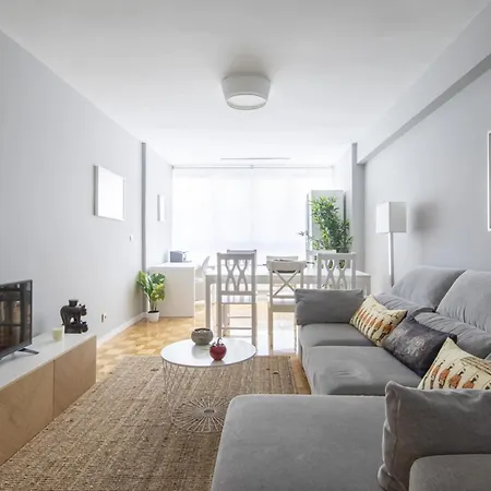 Apartamento En El Corazon De Vigo: 3 Habitaciones, Cocina Equipada, Smart Tv Y Estacionamiento Gratuito - Es-210-3 * Vigo