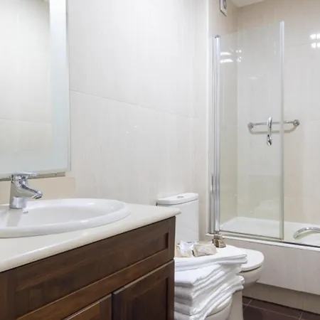Apartamento En El Corazon De Vigo: 3 Habitaciones, Cocina Equipada, Smart Tv Y Estacionamiento Gratuito - Es-210-3 Apartment *