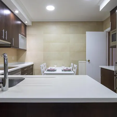 Apartamento En El Corazon De Vigo: 3 Habitaciones, Cocina Equipada, Smart Tv Y Estacionamiento Gratuito - Es-210-3 * Vigo