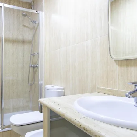 Apartamento En El Corazon De Vigo: 3 Habitaciones, Cocina Equipada, Smart Tv Y Estacionamiento Gratuito - Es-210-3 * Vigo